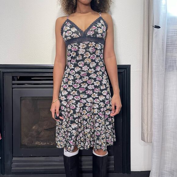 Vintage gray & pink floral lace trimmed rom com midi dress with ruffle hem XS/S - Picture 4 of 12